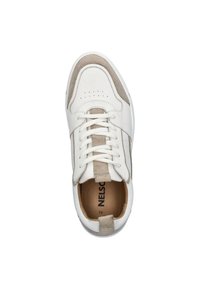Witte sneaker met suède accenten in tan, ronde neus, geperforeerd detail op de neus, en platte veters. Binnenkant toont merktekens.