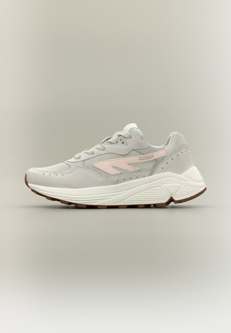 Lichtgrijze sneaker met roze accenten, voorzien van een bovenwerk van suède en mesh, getextureerde overlays, een gewatteerde witte zool en een rubberen buitenzool.