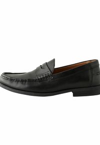 Crni kožni loafer s glatkom površinom, zaobljenim vrhom, detaljima šavova i tkanim akcentom na gornjem dijelu, postavljen na nisku gumenu potplatu.