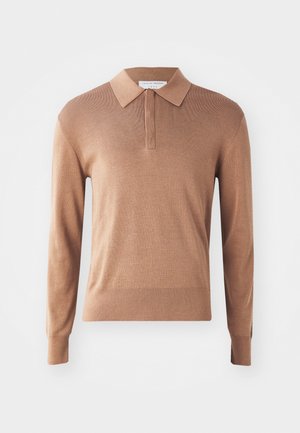 Brązowa koszulka polo z długim rękawem o teksturowanym splocie, z kołnierzykiem i zapięciem na trzy guziki. Brak widocznych wzorów lub akcentów.