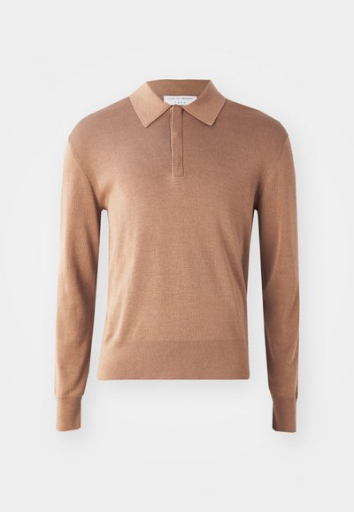 Braunes langärmeliges Poloshirt aus strukturiertem Strick, mit einem Kragen und einer Knopfleiste mit drei Knöpfen. Keine Muster oder Akzente sichtbar.