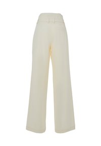 Pantalons larges crème avec une texture lisse. Présentent une taille haute avec passants de ceinture, agrémentés de poches latérales et d'une silhouette ajustée.