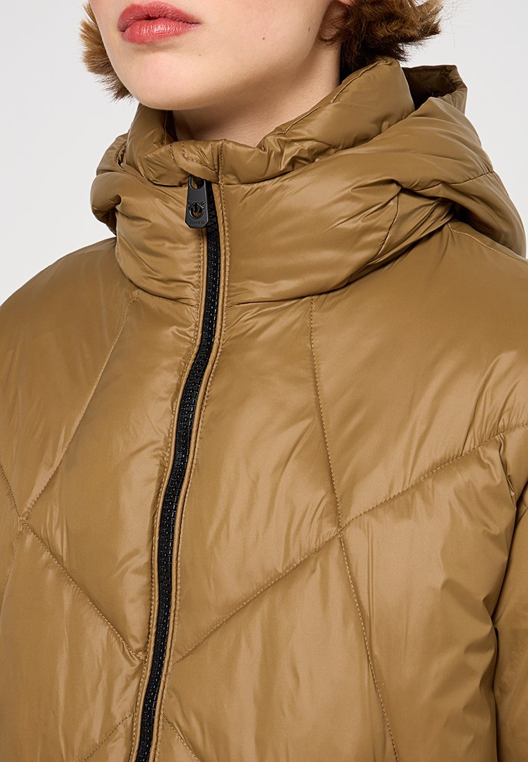 Braune Puffy-Jacke mit hohem Kragen, Reißverschluss und Steppmuster. Glattes, glänzendes Material mit lockerer Passform und Kapuze.