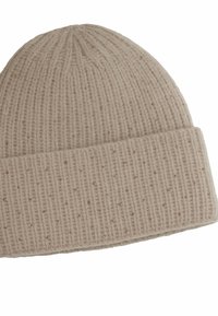 Berretto in maglia beige con texture a coste, caratterizzato da piccole macchie decorative. Design con risvolto per maggiore calore e stile.