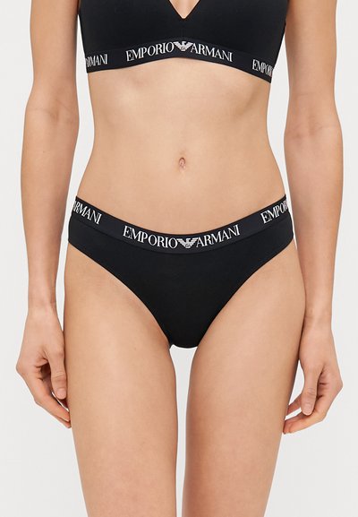 Bralette Emporio Armani negru și slipuri bikini asortate, cu un tiv cu logo imprimat, textură netedă și design simplu.