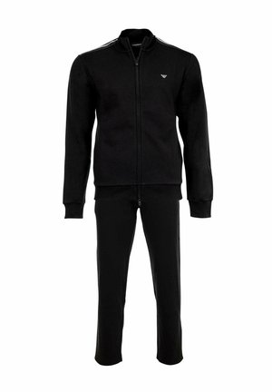 Schwarze Jacke mit durchgehendem Reißverschluss und hohem Kragen sowie passende schwarze Hose, beide aus weichem Stoff und mit kleinem Logo auf der Brust.