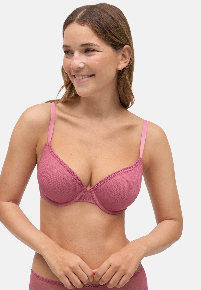 Sujetador rosa acolchado con detalles de encaje y tejido texturizado. Cuenta con tirantes ajustables y una forma definida para mayor soporte, adecuado para el uso diario.