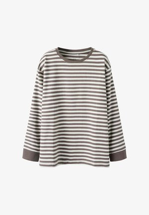 Langsleeve geribbelde shirt met horizontale bruine en witte strepen en effen bruine manchetten en halslijn, plat gelegd op een witte achtergrond.