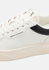Armani Exchange LION - Tenisice - off white/black