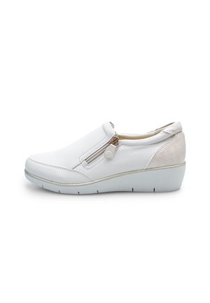 Scarpa bianca slip-on con chiusura a zip, tomaia in morbida pelle, tacco beige strutturato e suola grigio chiaro. Punta arrotondata e design minimalista.