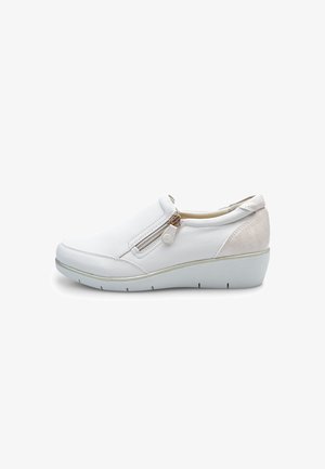 Chaussure blanche à enfiler avec fermeture éclair, tige en cuir souple, talon beige texturé et semelle gris clair. Bout rond et design minimaliste.