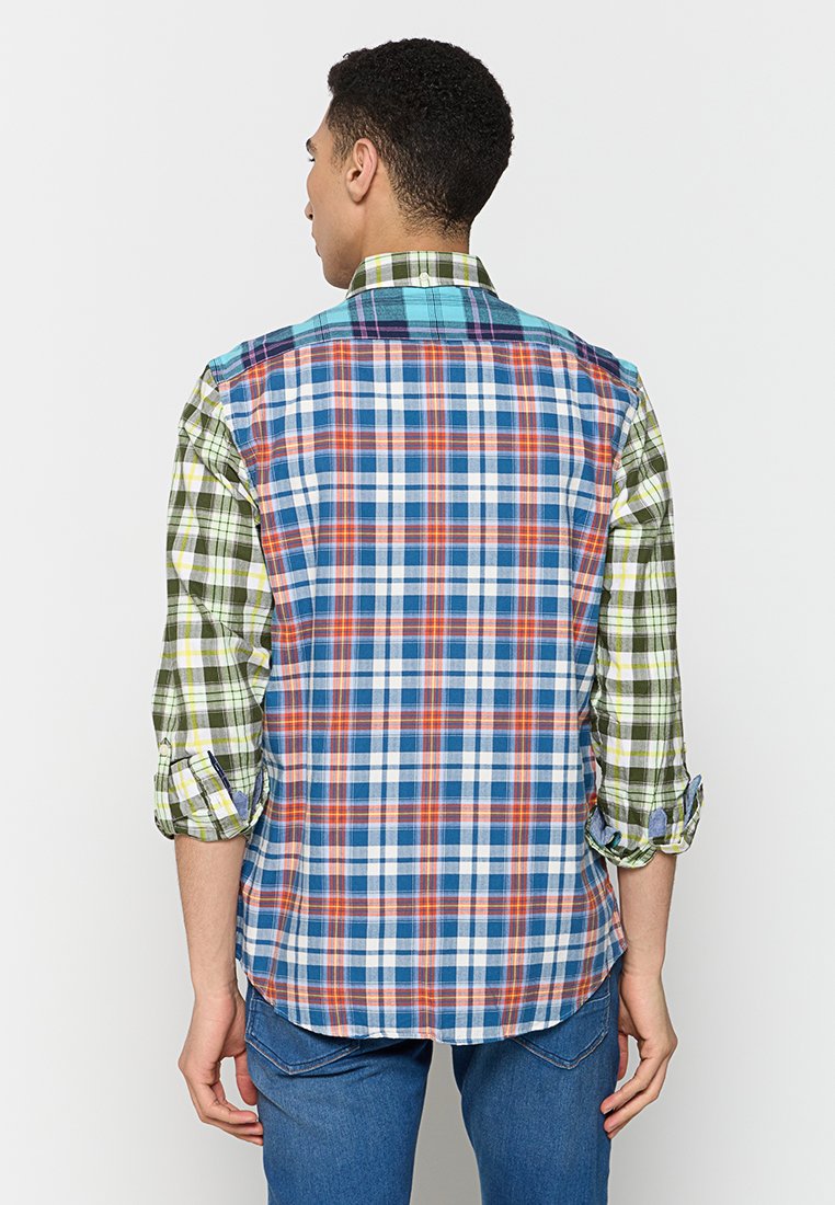 Kariertes Hemd in mehreren Farben mit blauen, grünen, roten und weißen Karos, mit hochgekrempelten Ärmeln und einem abgerundeten Saumdesign. Aus Baumwollstoff.