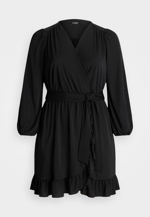 Sort wrappkjole med 3/4 puffærmer, en bindebælte og en flæsekant. Lavet af blødt stof med en glat tekstur og dyb V-hals desig.