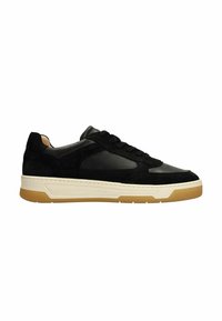 Zwarte sneakers van een combinatie van suede en leer, met een crèmekleurige rubberen zool, textuurdetails en een sportief ontwerp.