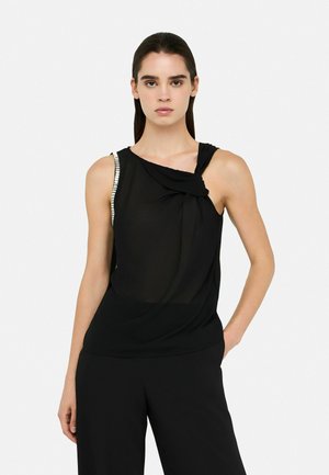 Top senza maniche nero con design drappeggiato, caratterizzato da un frontale attorcigliato e un accento scintillante sulla spalla sinistra. Tessuto morbido e leggero.