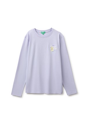 T-shirt lavande à manches longues et col rond avec un petit texte blanc et jaune indiquant ""The Special Day"" sur le côté gauche de la poitrine.