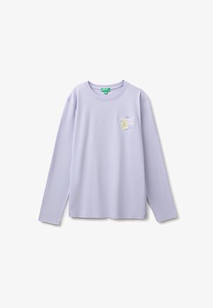 T-shirt lavande à manches longues et col rond avec un petit texte blanc et jaune indiquant ""The Special Day"" sur le côté gauche de la poitrine.