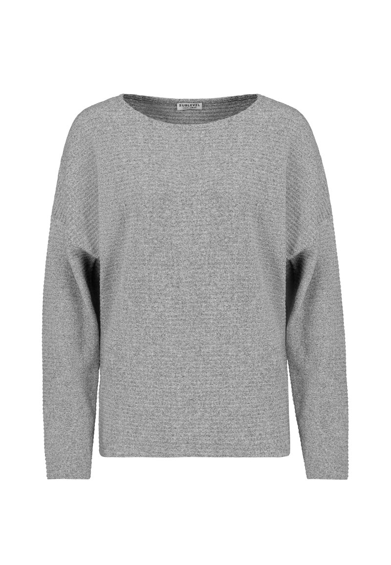 Grauer Strickpullover mit weitem Ausschnitt, langen Ärmeln und einem strukturierten Muster. Lockerer Schnitt mit gerippten Akzenten entlang der Ärmel.