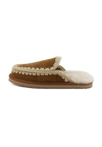 Pantofola in suede marrone con una morbida fodera in pelliccia bianca, cuciture decorative beige lungo la parte superiore e una suola in gomma flessibile.