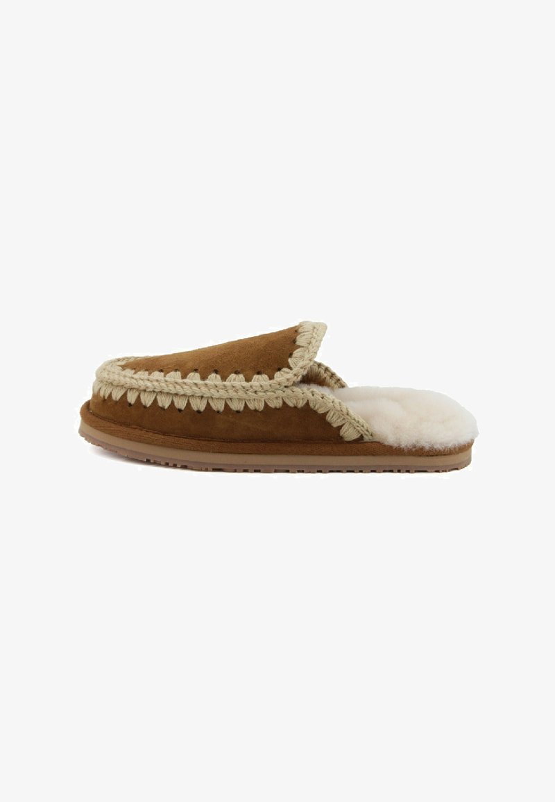 Pantofola in suede marrone con una morbida fodera in pelliccia bianca, cuciture decorative beige lungo la parte superiore e una suola in gomma flessibile.