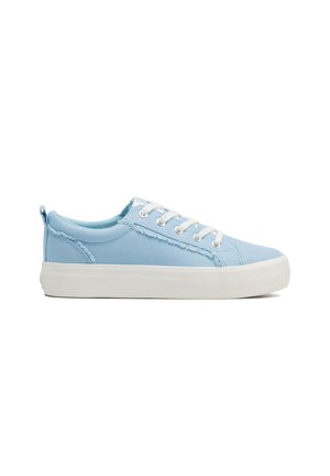 Jasnoniebieski niski tenis z materiału z białymi sznurowadłami i grubą białą gumową podeszwą, widziany z boku na białym tle.
