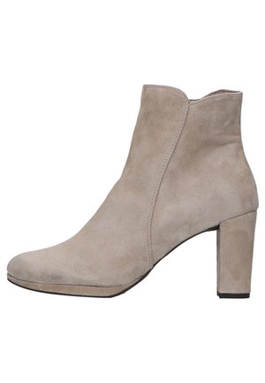 Beiger Veloursleder-Stiefelette mit Blockabsatz, rundlicher Zehenpartie und minimalistischem Design, geeignet für Freizeit- oder formelle Anlässe.