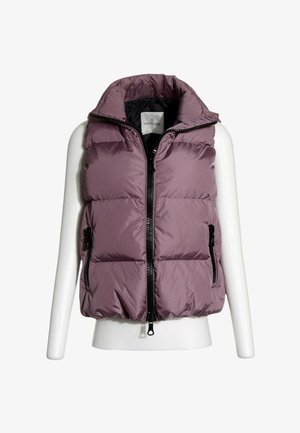 Gilet imbottito viola senza maniche con zip e tasche nere, esposto su un torso di manichino bianco, con etichetta del marchio Moncler visibile all'interno del colletto.