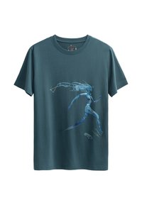 Donkerblauwe katoenen t-shirt met een blauwe grafische illustratie van een hardloper, omringd door abstracte vormen en lijnen, korte mouwen en een ronde halslijn.