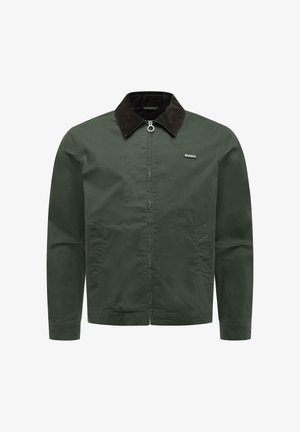 Mørkegrøn lynlåstrøje med sort kordfløjls-krave og to forlommer, med en lille rektangulær logo på brystet.