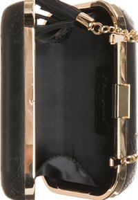 Pochette nera con esterno testurizzato, hardware dorato e tracolla a catena. L'interno presenta una fodera in tessuto nero liscio e l'etichetta del marchio.