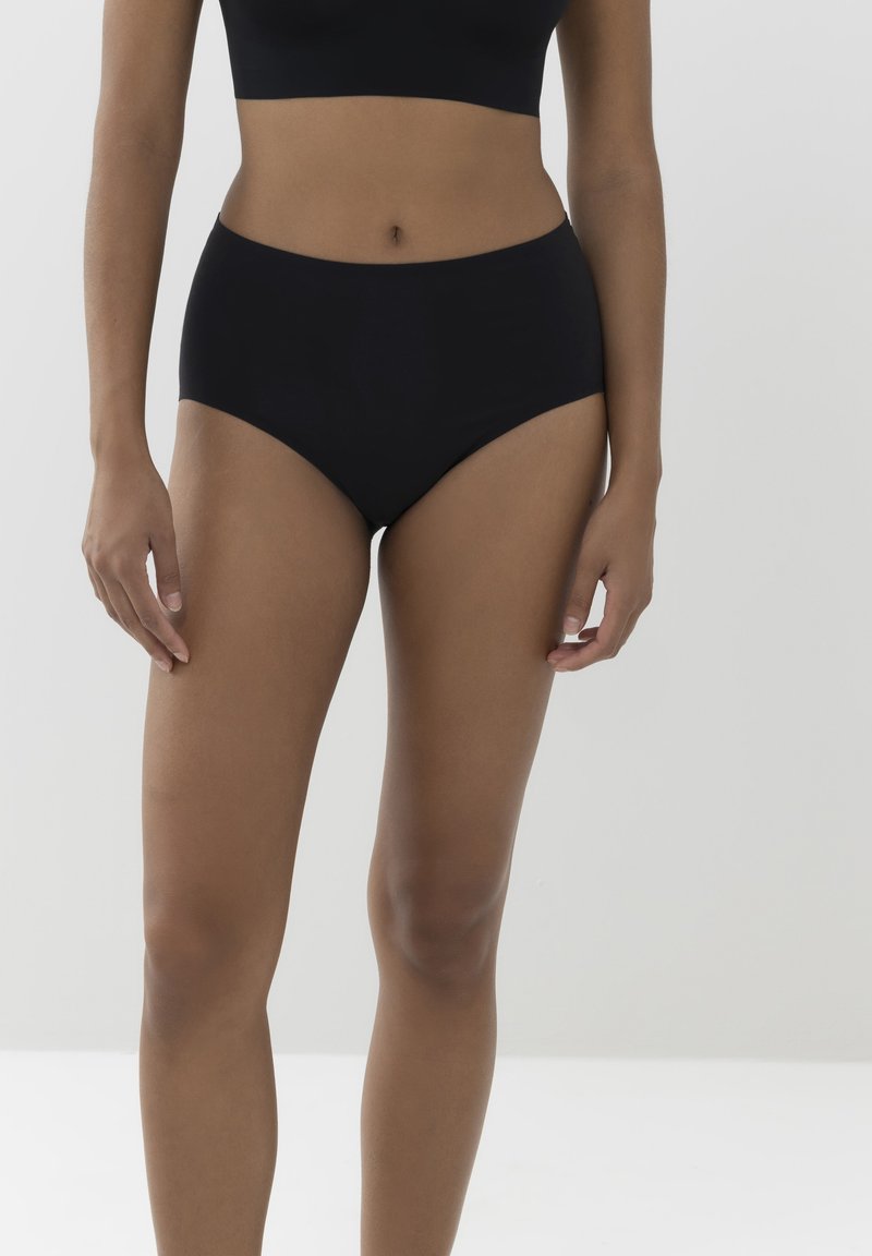 Schwarze hochgeschnittene Unterwäsche aus glattem Stoff, mit klassischem Schnitt und minimalen Details. Dehnbar und weich im Griff.