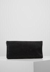 Pochette in pelle nera con superficie morbida e texture, forma rettangolare e chiusura superiore con cerniera liscia.