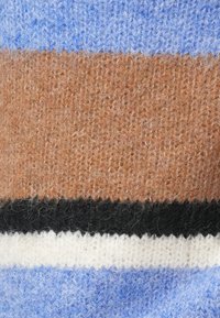 Țesătură tricotată multicoloră cu dungi orizontale în albastru deschis, maro, negru, alb și crem, cu o finisare moale și texturată.