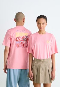 adidas Originals - GRAPHIC TEE UNISEX - Trükipildiga T-särk - semi pink spark Väikepilt 1