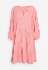Rosa, lässig geschnittenes Kleid mit langen Ärmeln und einer Schleife am Halsauschnitt. Verfügt über ein gestuftes Rockdesign und einen strukturierten Stoff.