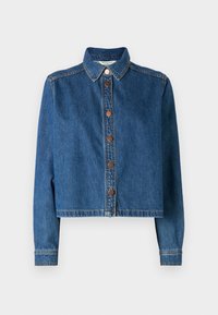 Chaqueta de mezclilla recortada en azul medio con cuello puntiagudo, cierre de botones y mangas largas. Presenta botones y detalles de costura en tono cobre.