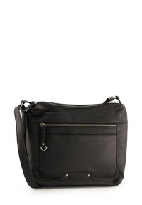Czarna skórzana torba crossbody z przednią kieszenią zamykaną na zamek błyskawiczny oraz regulowanym paskiem na ramię na białym tle.