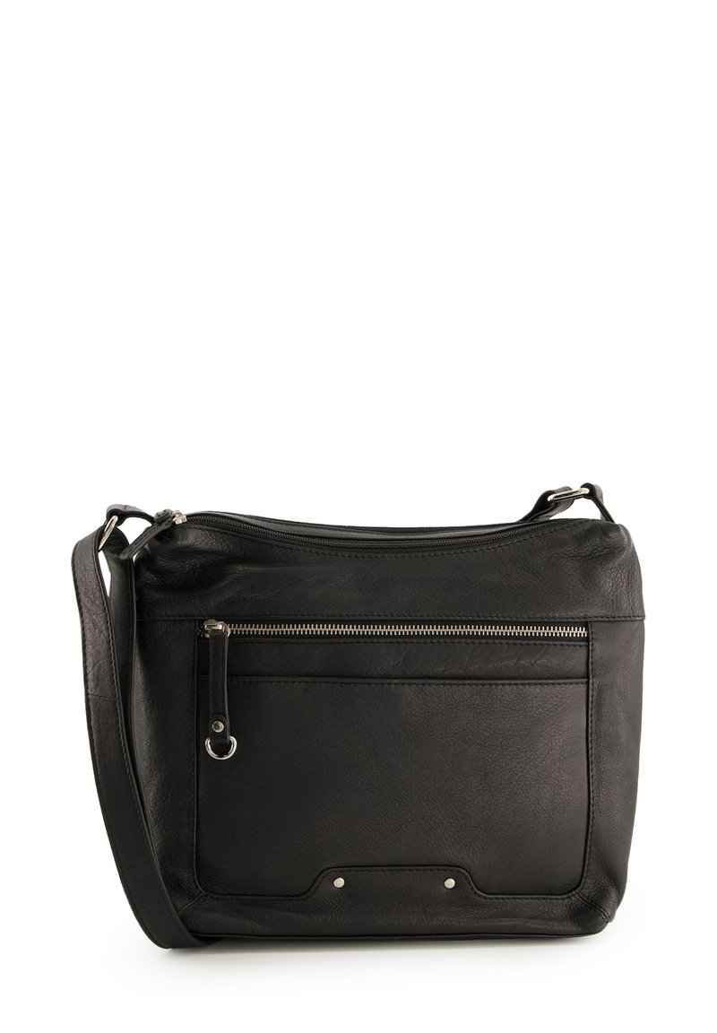 Czarna skórzana torba crossbody z przednią kieszenią zamykaną na zamek błyskawiczny oraz regulowanym paskiem na ramię na białym tle.