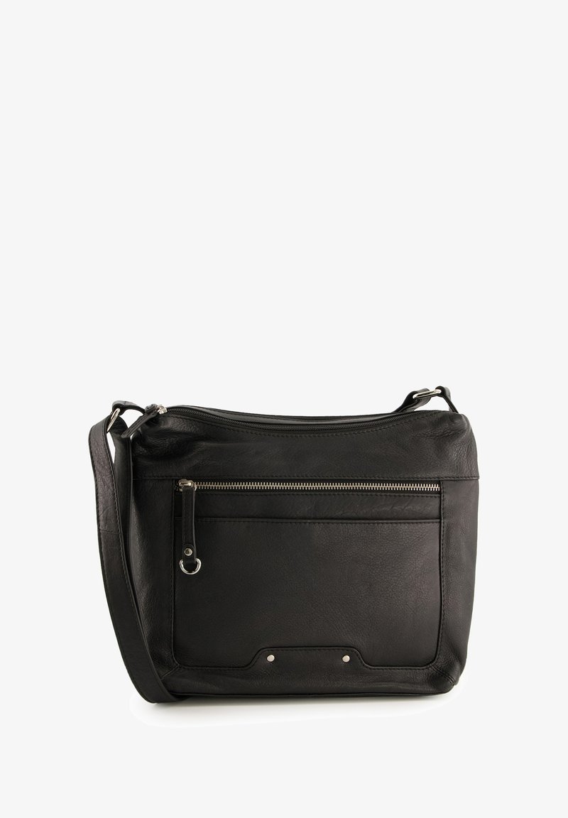 Czarna skórzana torba crossbody z przednią kieszenią zamykaną na zamek błyskawiczny oraz regulowanym paskiem na ramię na białym tle.