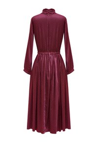 Długa bordowa sukienka w białe kropki, zebrana w talii, z długimi rękawami i wysokim kołnierzem. Gładki materiał o zwiewnym kroju A-linii.