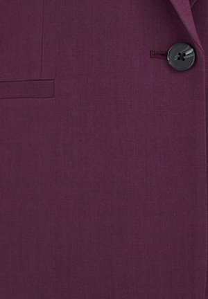Fialový blazer vyrobený z texturované látky, s černým knoflíkem a boční kapsou. Design je přizpůsobený s čistými liniemi a elegantním provedením.