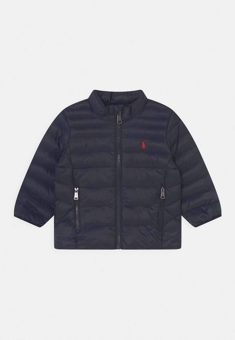 Tmavě modrá prošívaná bunda s předním zipem, stojáčkovým límcem a dvěma předními kapsami. Má prošívanou texturu a malý červený logotyp na hrudi.