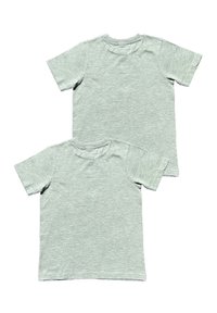 Grijze katoenen T-shirts, korte mouwen, ronde hals, met een subtiele heather structuur. Twee shirts naast elkaar weergegeven, zonder graphics of accenten.