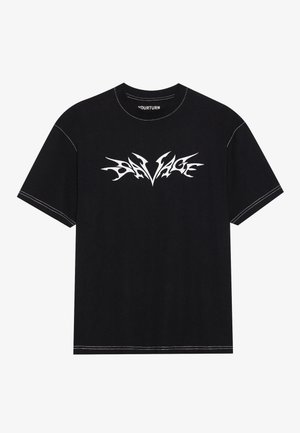 Czarny bawełniany t-shirt z krótkimi rękawami, z białym grafikiem w stylu płomienia z napisem "SAVAGE" na klatce piersiowej i kontrastowym przeszyciem.