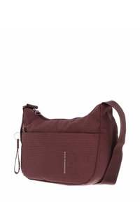 Sac à épaule bordeaux en tissu texturé, avec une finition lisse, des compartiments zippés et une bandoulière amovible pour plus de polyvalence.