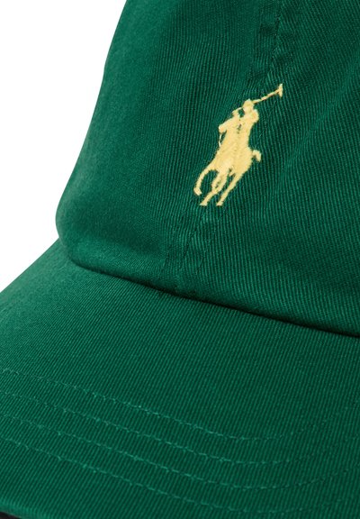 Groene baseballpet van katoen met een gebogen rand, voorzien van een opvallend geel geborduurd logo van een paard en ruiter.
