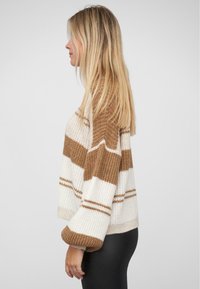 Gestrickter Pullover in creme- und braun gestreift, mit lockerer Passform, Ballonärmel und strukturiertem Stoff mit gerippten Akzenten am Saum.