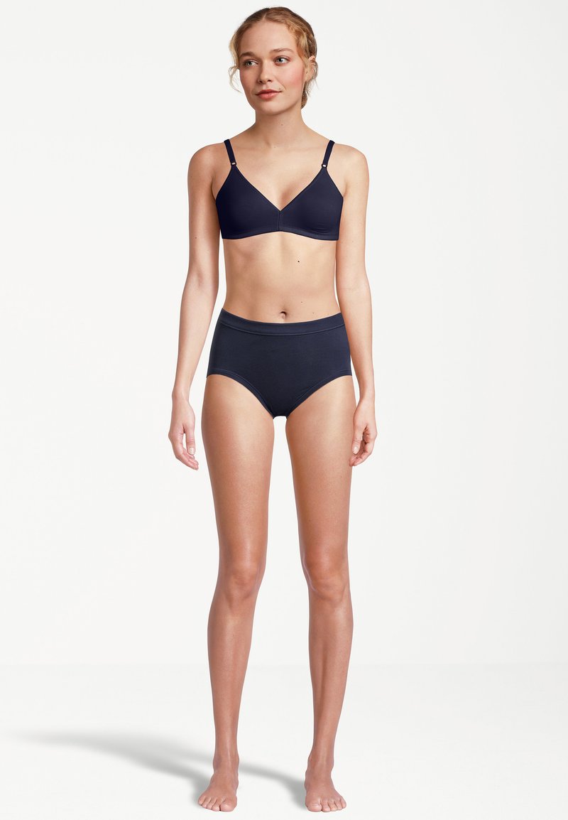 Mørkeblå BH med trekantet design og justerbare stropper, kombineret med højtaljede trusser. Glat stof, enkle linjer, ingen ekstra detaljer.