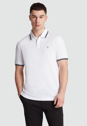 Weißes Poloshirt mit kurzen Ärmeln, ausgestattet mit einem marineblauen gestreiften Kragen und Bündchen sowie einem kleinen Pinguin-Logo auf der Brust. Glatte Textur.