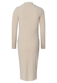 Langärmliges, geripptes Kleid in Hellbeige mit seitlichen Raffungselementen und einer taillierten Silhouette mit rundem Ausschnitt.
